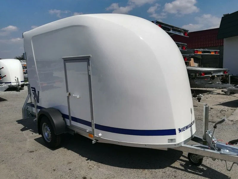 Furgoneta de poliéster Niewiadów con puerta lateral y rampa de carga