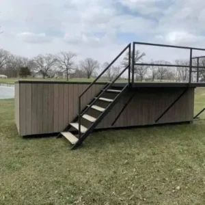 Piscina contenedor elevada con terraza integrada